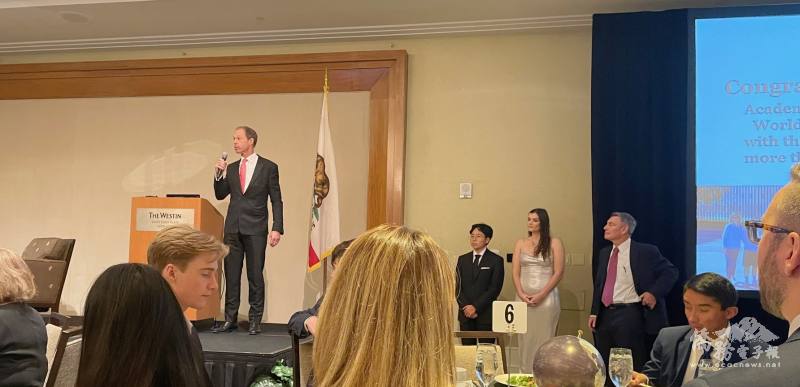 橙縣世界事務協會理事主席Rick Putnam（左）恭賀贏得橙縣高中生世界事務競賽冠軍的隊伍