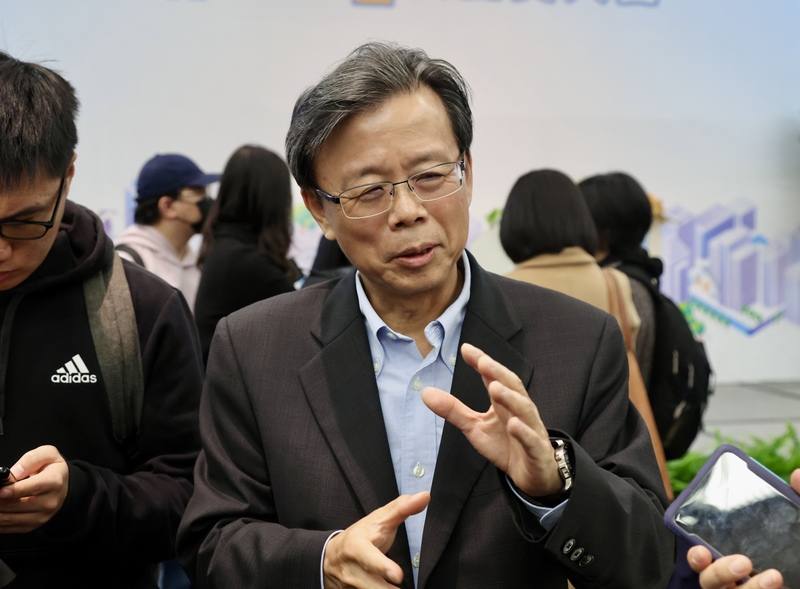 華碩共同執行長胡書賓（中）20日在台北受訪表示，面對AI PC新浪潮，華碩一定會是最積極的品牌，所有科技裝置都會善用生成式AI的威力，但也指出AI PC發展還是需要學習曲線