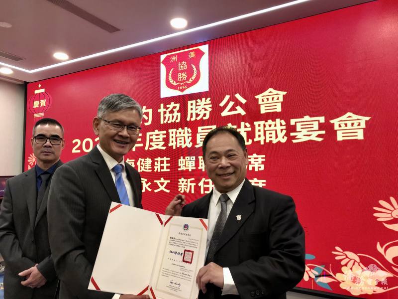 李光章(右二)轉發僑委會賀狀給主席梅健莊(右一)