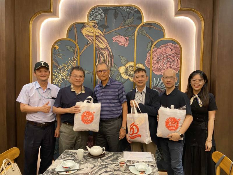 林連對董事(左3)致贈紀念品