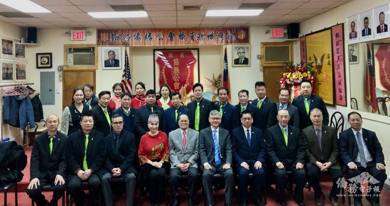 費城協勝公會20多人在元老陳姿(左四)的帶領下特地包車前來祝賀