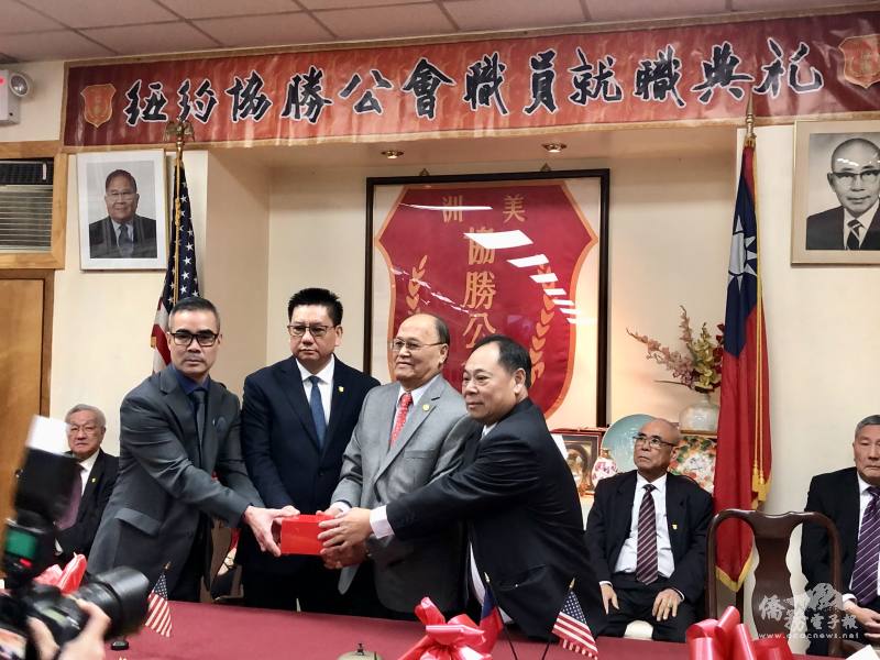 紐約協勝公會2024年主席梅健莊(右一)、梁永文(左一)在美洲協勝公會元老團主席伍煥鵬(右二)及總理黃仕初(左二)的監交下承接印信，正式就職