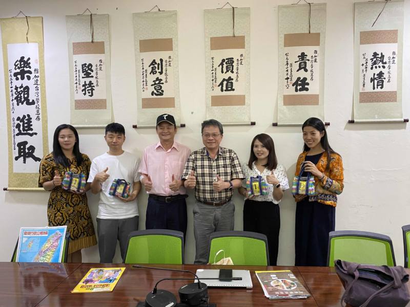 兩位校長與四位新南向教師合影