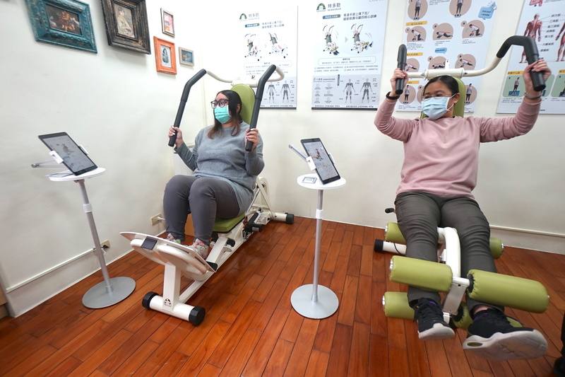 花蓮市衛生所22日揭牌「AI智慧精準臨床運動中心」，未來將開放民眾掛號診斷，由醫師按症狀開立「運動處方籤」，並透過AI運動器材即時記錄運動成效。