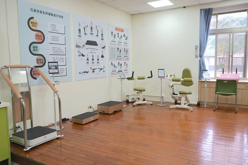 花蓮市衛生所「AI智慧精準臨床運動中心」22日舉行揭幕儀式，共有握力、上下肢等7種阻力型設施，被動運動的垂直律動儀及有氧運動等11種運動器材，113年1月起正式啟用。