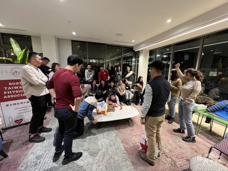 禮物交換活動讓大人小孩都開心
