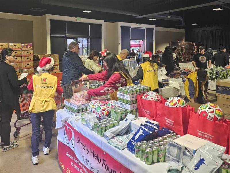 台灣僑胞創立的「幫幫忙基金會」第16年與慈善機構合作，在洛杉磯郡植物園發放愛心物資，幫助低收入戶家庭過耶誕節。（幫幫忙基金會提供）