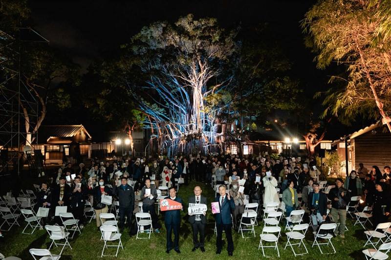 Culture Minister Shih Che (front center) and Vice Premier Cheng Wen-tsan (front left) pose together on Tuesday at a special showing of the first exhibition at the National Taiwan Museum of Comics, which opened Saturday. Photo courtesy of the Ministry of C