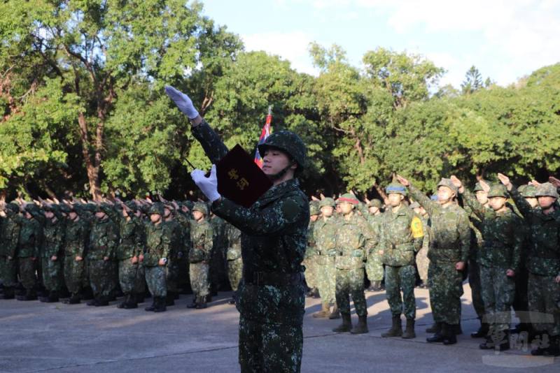 全體訓員在宣誓代表引領下齊聲立誓，宣誓捍衛國家的忠誠與決心。（陸軍第十軍團提供）