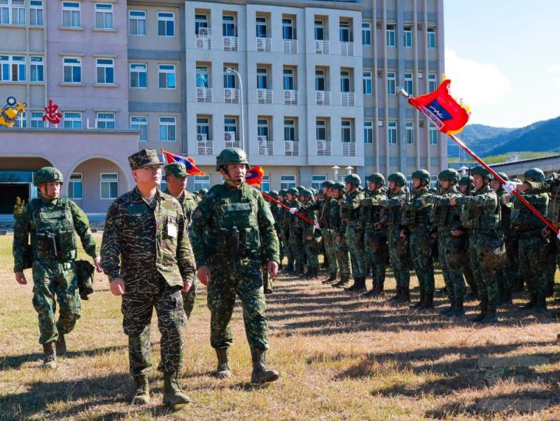 聯訓基地指揮官李少將在234旅旅長盧少將陪同下校閱進訓部隊，全體官兵精神抖擻，士氣高昂。（陸軍第十軍團提供）