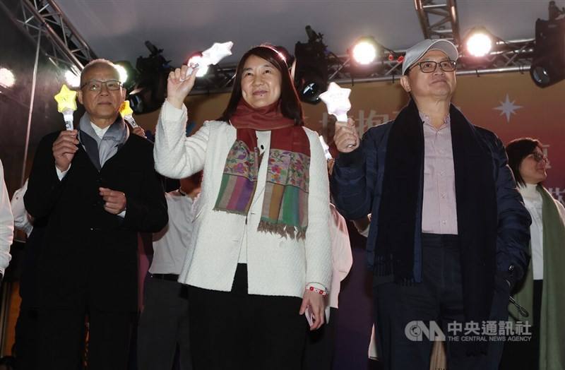 Eslite top brass Mercy Wu (center) leads members of the Eslite team in saying "good night" to fans outside its Xinyi store Sunday.