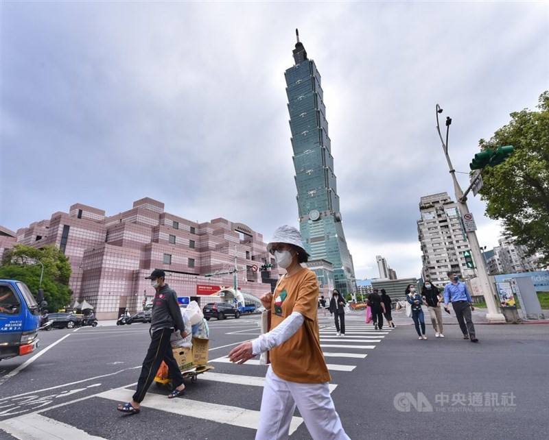Members of the general public commute around the Xinyi commercial district