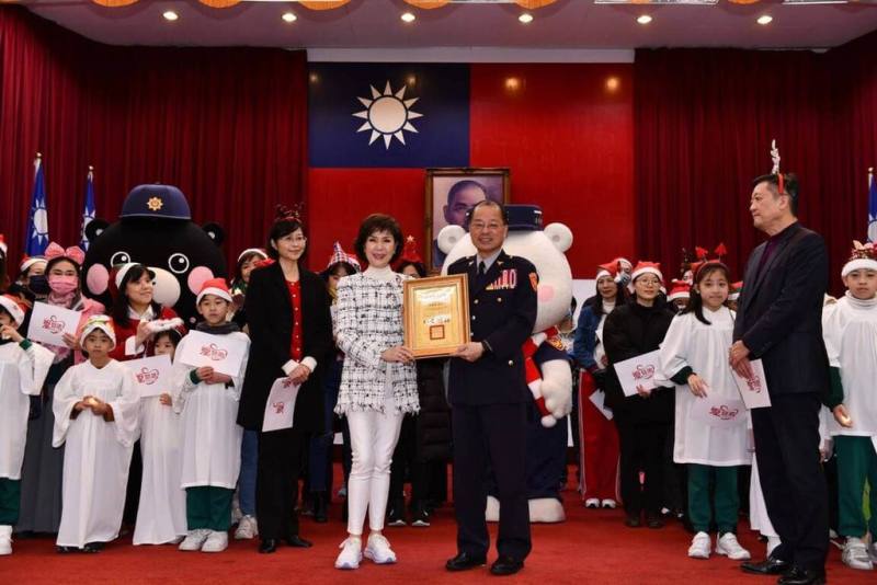 基督教標竿教會特別在25日耶誕節，邀請資深藝人白嘉莉（中左，白褲者）及教友到警政署報佳音、獻祝福，同時為辛苦執行選舉專案勤務的波麗士們加油打氣。（警政署提供）