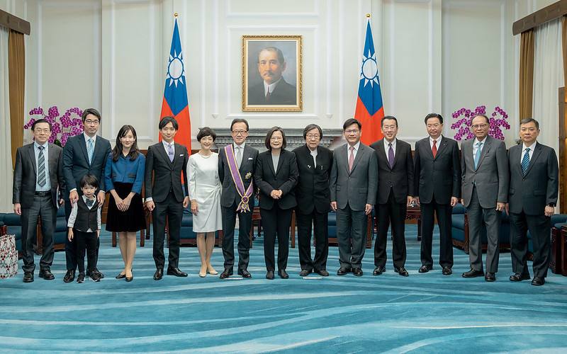 總統和與會人員合影