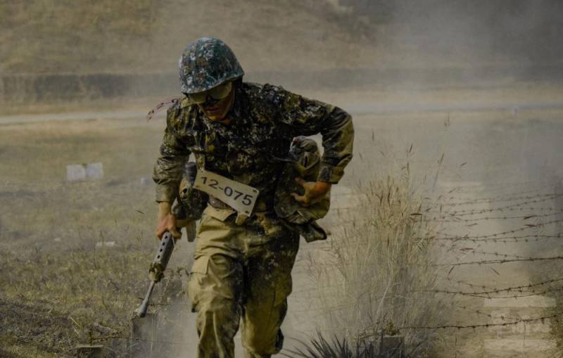 訓員於密集的機、步槍空包彈射擊聲，以及TNT爆破震撼聲中實施綜合演練。（八軍團提供）