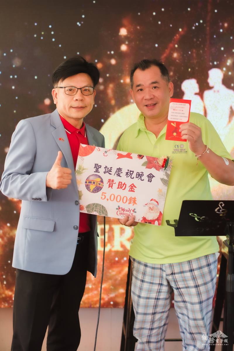 陳漢川（左）致贈活動贊助金予吞武里臺商聯誼會會長賴俊宏（右）