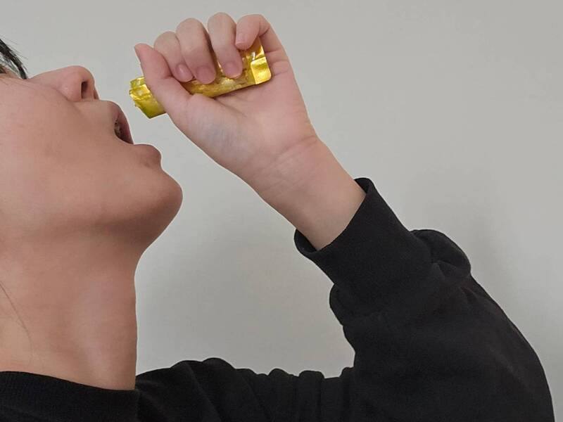 醫師指出，長期便秘原因可能是沒修復腸黏膜，如同燙傷的人會使用人工皮覆蓋傷口、避免暴露，腸黏膜也需要麩醯胺酸、益生質、益生菌等營養素，以利生成黏膜，另外，減少精緻加工食品、注意三餐營養均衡也是關鍵。圖為食用營養保健品示意。