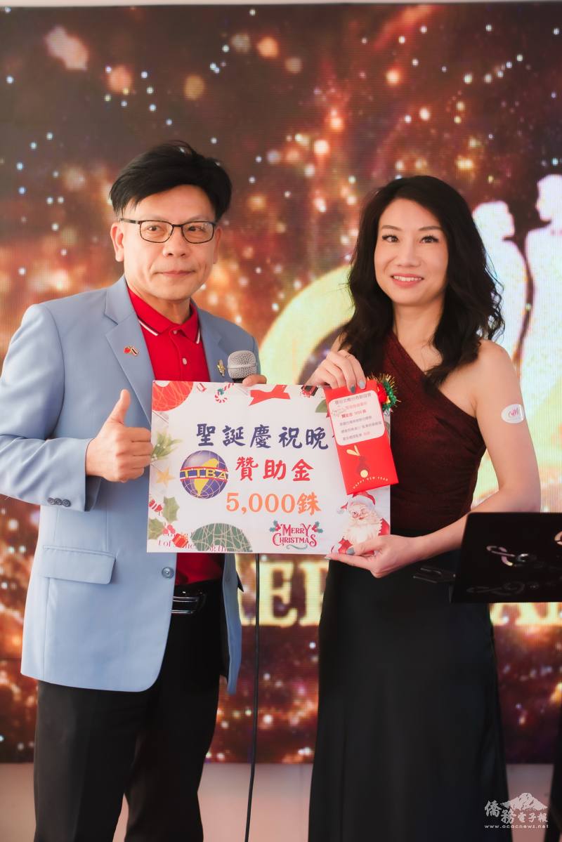 總會長陳漢川（左）致贈活動贊助金予北欖臺商聯誼會會長林宇馨（右）