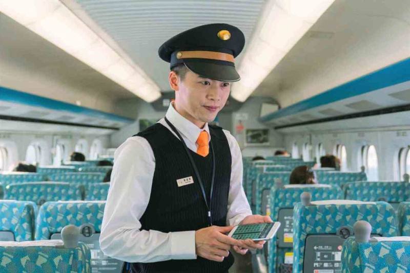 台灣高鐵公司26日宣布，即日起列車上補票、車上推車及車站便當櫃台販售服務時，可使用信用卡，另外可用悠遊卡、一卡通付款購買推車商品及高鐵便當，讓旅客搭車付款更多元。（台灣高鐵提供）