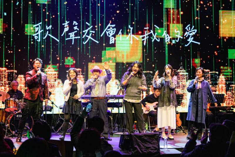 台北流行音樂中心首屆「金舞台歌唱大賽」及「金舞台圓夢大歌廳」落幕，替4名具天籟美聲的南港區民打造專屬演唱會，未來將擴大舉辦，有望讓內湖區民也能參與。（北流提供）