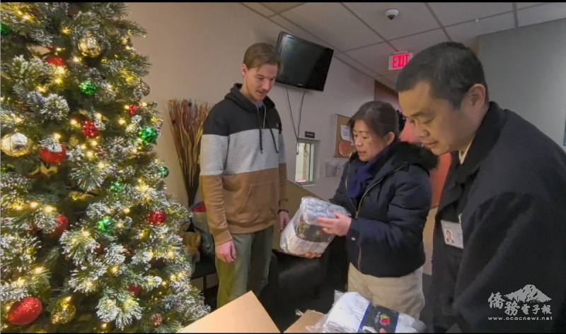 波士頓慈濟林毓雅(右一)和蕭惠菁(左一)向工作人員說明所贈送物品的特色