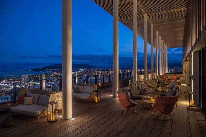 花蓮「潔西艾美渡假酒店」原預計2021年9月開幕，但因花蓮0206地震、變更設計、COVID-19（2019冠狀病毒疾病）疫情等因素影響而延宕，今年11月底終於完工試營運，26日宣布正式開幕。（業者提供）