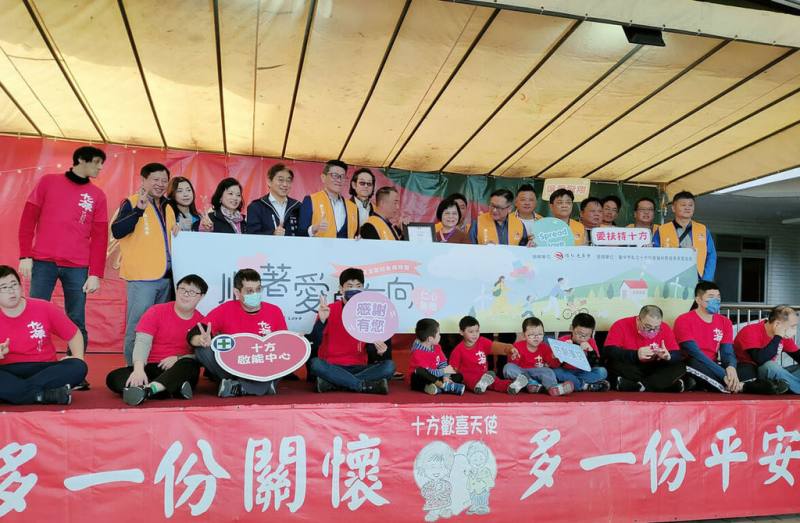 台中市十方啟能中心因教室狹窄、設備老舊，今年規劃更新硬體設備，順仁兄弟會得知後發起集資，協助添購購所需物資，26日舉辦捐贈儀式。（順仁兄弟會提供）