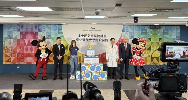 北醫附醫攜手迪士尼打造主題兒童病房，26日正式啟用，讓白色巨塔不再冷冰冰，變身成溫暖歡樂的場域，盼讓孩子們在這裡不只是治病，更能快樂成長，也希望藉由主題病房啟用，帶來更好的社會化互動。