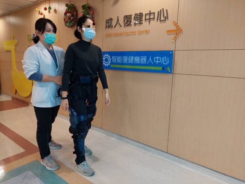苗栗大千綜合醫院表示，一名女子因車禍腦傷、肢體偏癱，在接受3個月的下肢外骨骼機器人復健訓練後已能重新獨立站立、嘗試行走，狀況持續改善中。（大千醫院提供）