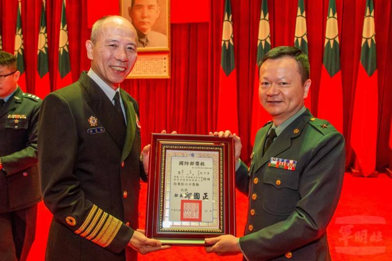 梅總長頒獎表揚112年推動全民防衛動員準備事務績優人員等15個獎項的績優單位及個人。（軍聞社記者莊家宏攝）