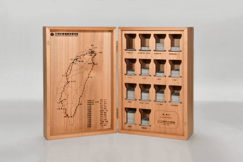 台鐵即將卸下管理局頭銜，將在2024年元旦改制為公司前夕，推出環島名片式車票套組，仿製早期販售名片式車票的票櫃，每一格存放著現行鐵道路線的241座起迄站，以傳統軋日機手工軋印日期的車票共243張，整體呈現的懷舊風格，記錄著台灣鐵路136年的歷史與軌跡。（台鐵提供）