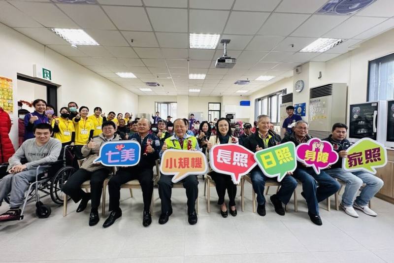 澎湖縣七美鄉的多功能長照服務館28日由縣長陳光復（前右5）等人共同揭幕，完成澎湖長照服務5鄉1市最後一塊拼圖。（澎湖縣政府提供）