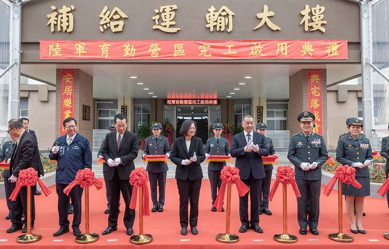 總統與現場貴賓一同為營區完工進行剪綵儀式