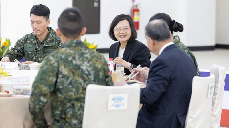 總統與士官兵代表會餐