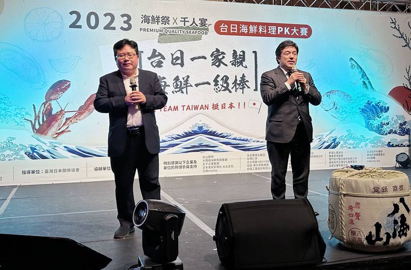 日本水產品遭中國禁止進口逾4個月，台灣業者為力挺日本水產品，25日在台北舉辦「海鮮祭．千人宴」台日海鮮料理大賽晚會。日本前防衛副大臣中山泰秀（右）致詞說，對於台灣人的友情，他代替前首相安倍晉三致謝。圖左為產經新聞台北支局長矢板明夫。