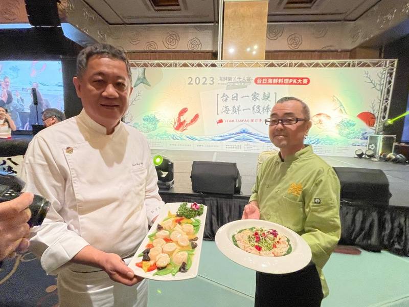 台灣業者展現力挺日本水產品決心，25日在台北舉辦「海鮮祭．千人宴」台日海鮮料理PK大賽晚會。圖左為台灣金牌主廚郭宏徹、右為日本五星主廚關口東曜。