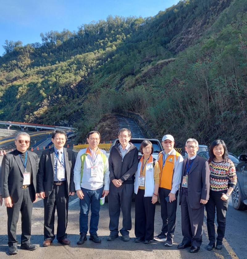 桃源區衛生所邱孟肇所長陪同走訪明霸克露橋(左起依序高醫何啟功部長、高醫王照元院長、健保署石崇良署長、桃源衛生所邱孟肇所長、健保署高屏業務組林淑華組長、健保署劉林義組長、約書亞吳國志副總)。