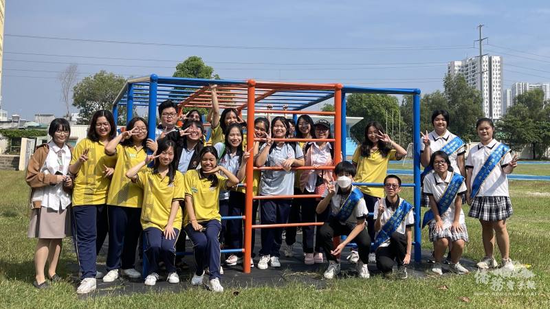 兩校學生進行校園導覽