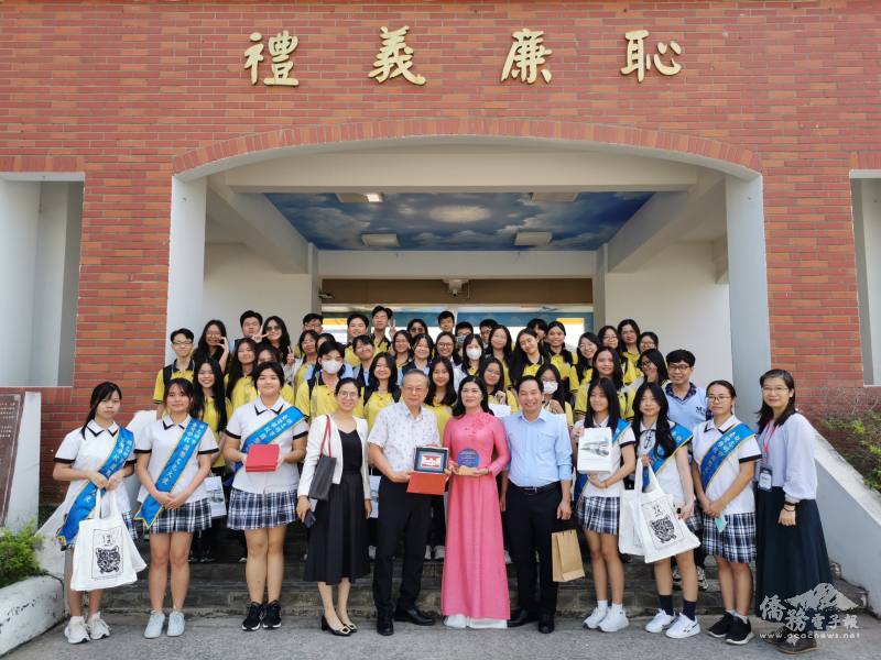 胡志明市臺灣學校與黎鴻峰資優高中校際文化交流合照