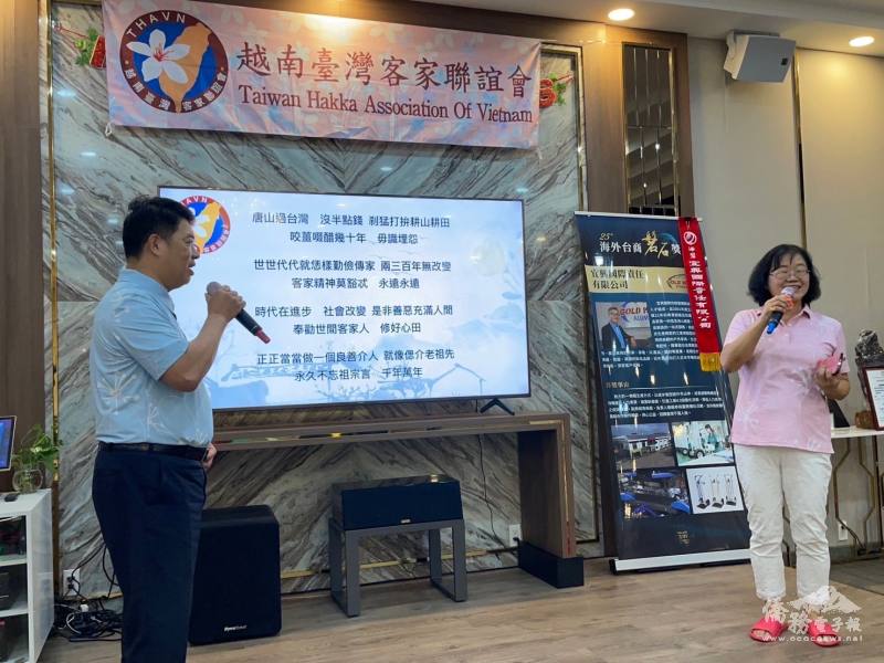 賴瑞嫦則教唱「客家真情」，期望疫情後在越南的鄉親們能夠和諧共融
