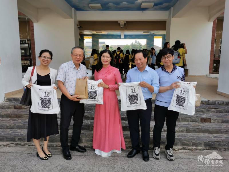 兩校交換紀念品