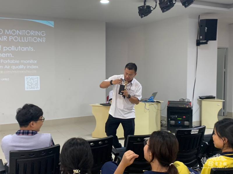 胡志明市臺灣學校主任莊登翔就SDGs空氣污染議題發表演說