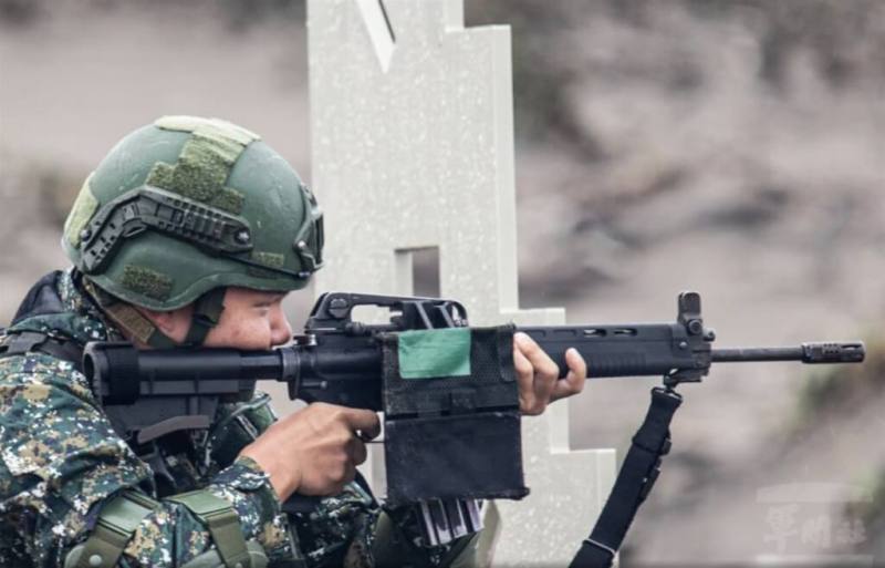 陸軍第十軍團58砲指部砲1營28日於大甲溪北岸海灘進行「野戰訓場輕兵器射擊」。（軍聞社提供）