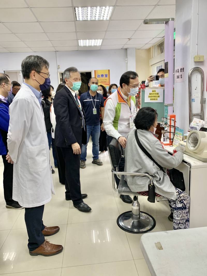 石崇良署長訪視高雄茂林區衛生所關懷民眾就醫(左起為高醫王巽玄醫師、高醫戴嘉言副院長、健保署石崇良署長)。