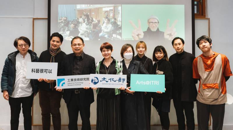 112-113年文化部媒合藝術家進駐科技實驗室-6位藝術家合影 (左起：江振維、張碩尹、工研院鄭仁傑副總、文化部周雅菁司長、工研院施香蘭經理、張晏慈、莊衿葳、陳乂、洪翊博。照片來源：工研院)