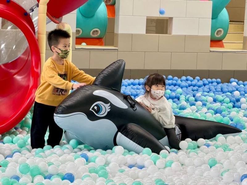 基隆市中正區（圖）和中山區室內兒童樂園自29日起試營運2週，其中「中正室內兒童樂園」位於中正區公所7樓，以多層次海岸豆腐岩、光華燈塔及古蹟砲台等元素設計各類遊具，讓小朋友們玩耍之餘也能感受在地獨特魅力。（基隆市政府提供）