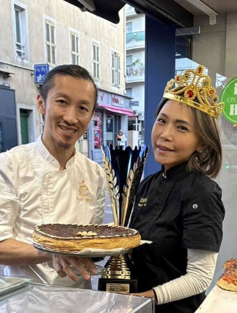 來自台灣的麵包師傅艾力克徐（左）在妻子Maggie Wu（右）支持下，在剛揭曉的法國濱海阿爾卑斯省首屆國王派大賽中奪冠。他笑著告訴中央社，開賣後客戶聞訊蜂擁而至，這幾天做派都做到沒時間睡覺了。（艾力克徐提供）