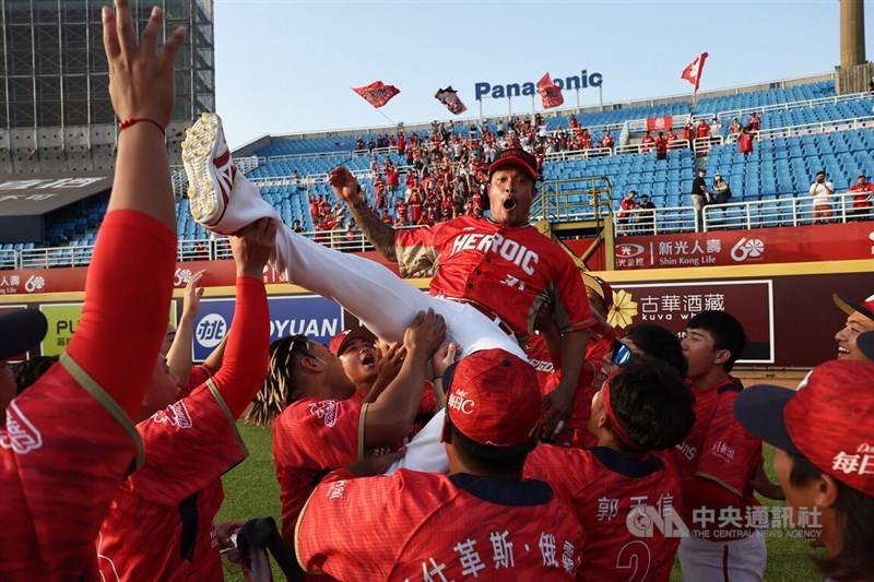 ▲Ngayaw Ake' (Lin Chih-sheng, 林智勝) gets lifted by his Wei Chuan Dragons teammates to celebrate his 300th homer at Rakuten Taoyuan Baseball Stadium on April 16.