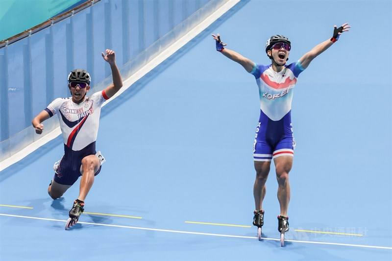 ▲Skater Huang Yu-lin (黃玉霖, left) extends his left leg, in effect doing a split, to win the men's 3,000 meter roller skating relay team championship by a whisker at the Asian Games in Hangzhou on Oct. 2.