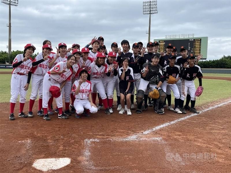 ▲Players from Kaohsiung Municipal Kaohsiung Girls' Senior High School (in red) and Tatung High School take a group picture after a Black Panther High School Baseball Championship game in Taoyuan on Oct. 21.